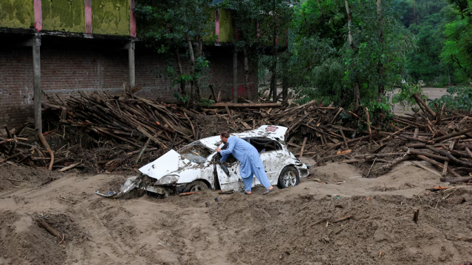Gul Rasheed, 60, inspects a damaged car following a storm that caused heavy rains and flooding, in Bayshonai Kalay, Buner district, Khyber Pakhtunkhwa province, Pakistan, August 17, 2025. Photo: REUTERS/Akhtar Soomro