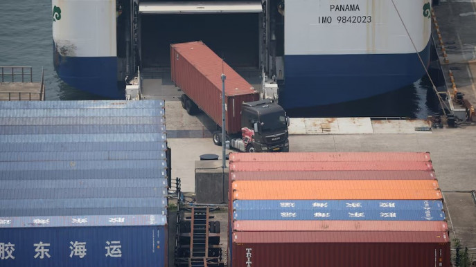 A truck unloads a shipping container at Pyeongtaek port in Pyeongtaek, South Korea, July 8, 2025. Photo: REUTERS/Kim Hong-Ji/File Photo