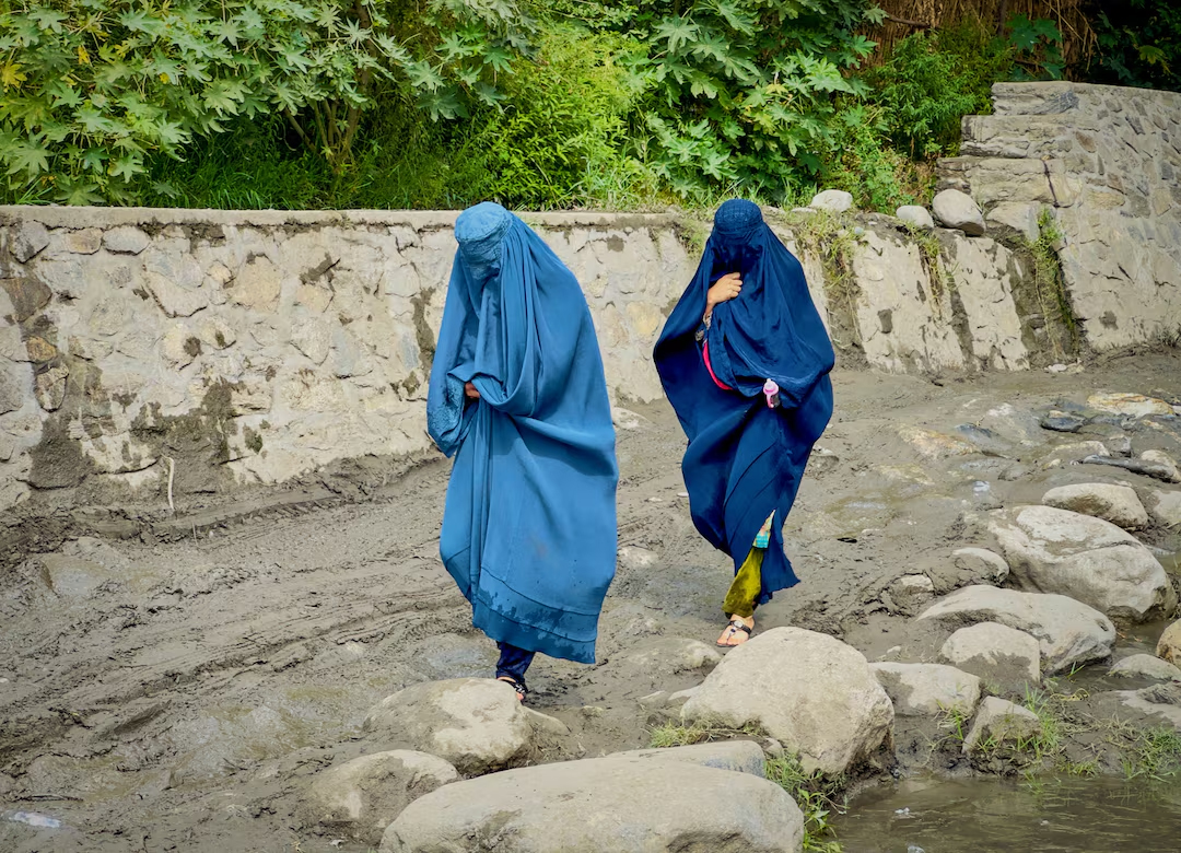Afghan women in burqas walk towards a safer place after their house was damaged following a deadly magnitude 6 earthquake that struck Afghanistan on Sunday, at Lulam village, in Nurgal district, Kunar province, Afghanistan, September 3. Photo: REUTERS/Sayed Hassib