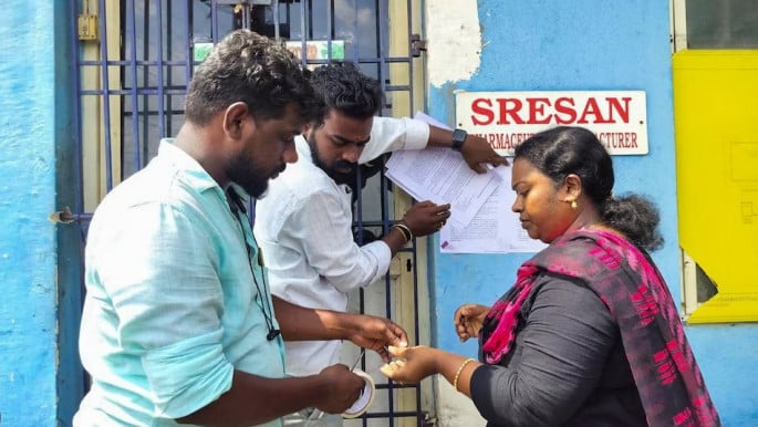 A state health official sticks a notice outside the Sresan Pharmaceutical factory whose Coldrif cough syrup has been linked to the deaths of 17 children in Madhya Pradesh, in Chennai, India, October 7, 2025. Photo: REUTERS/Praveen Paramasivam