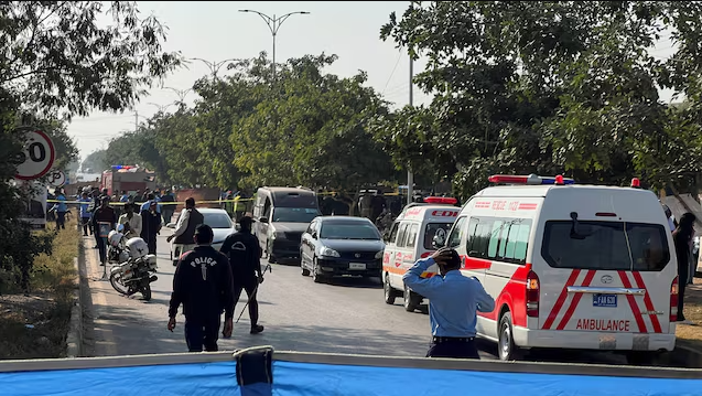 Police officers and ambulances on the road, that is cordoned off, after a blast outside a court building in Islamabad, Pakistan, 11 November 2025. Photo: Reuters