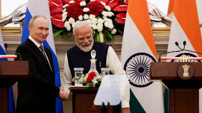Russian President Vladimir Putin and India's Prime Minister Narendra Modi shake hands as they attend a presentation of a joint statement after their delegation level talks at Hyderabad House in New Delhi, India, December 5, 2025. Photo: REUTERS/Adnan Abidi/File Photo